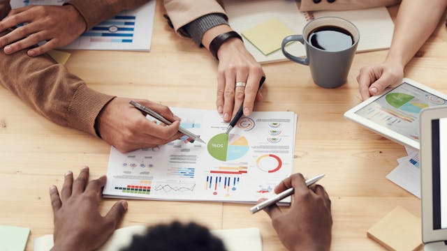 [Equipo trabajando en oficina]